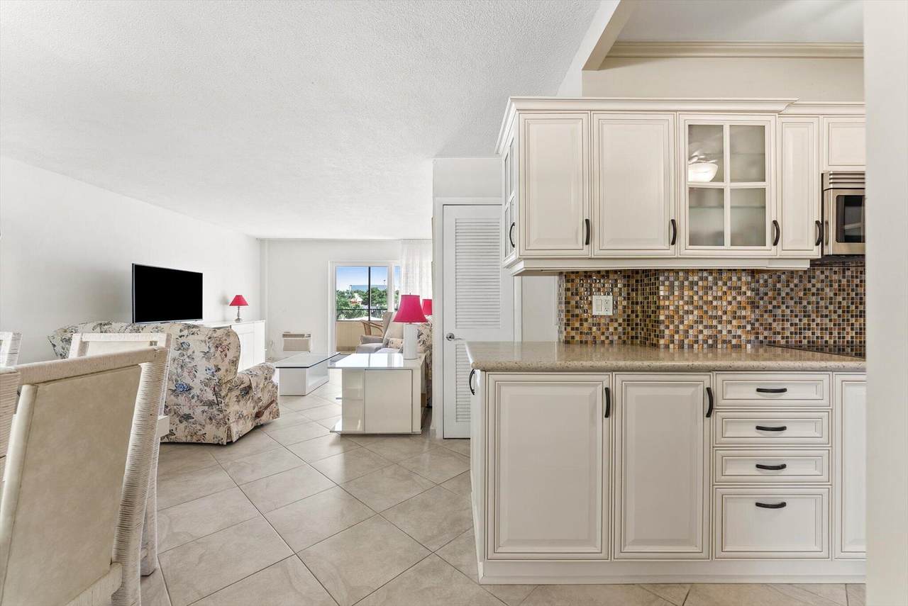220 Kings Point Drive - Photo 1