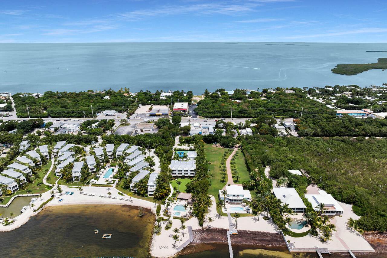 https://bt-photos.global.ssl.fastly.net/beaches/1280_boomver_2_B26059747-2.jpg