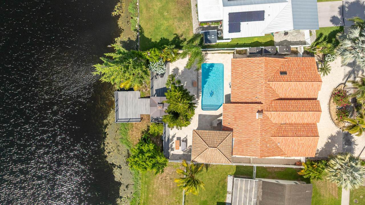 2557 14TH Court - Photo 1