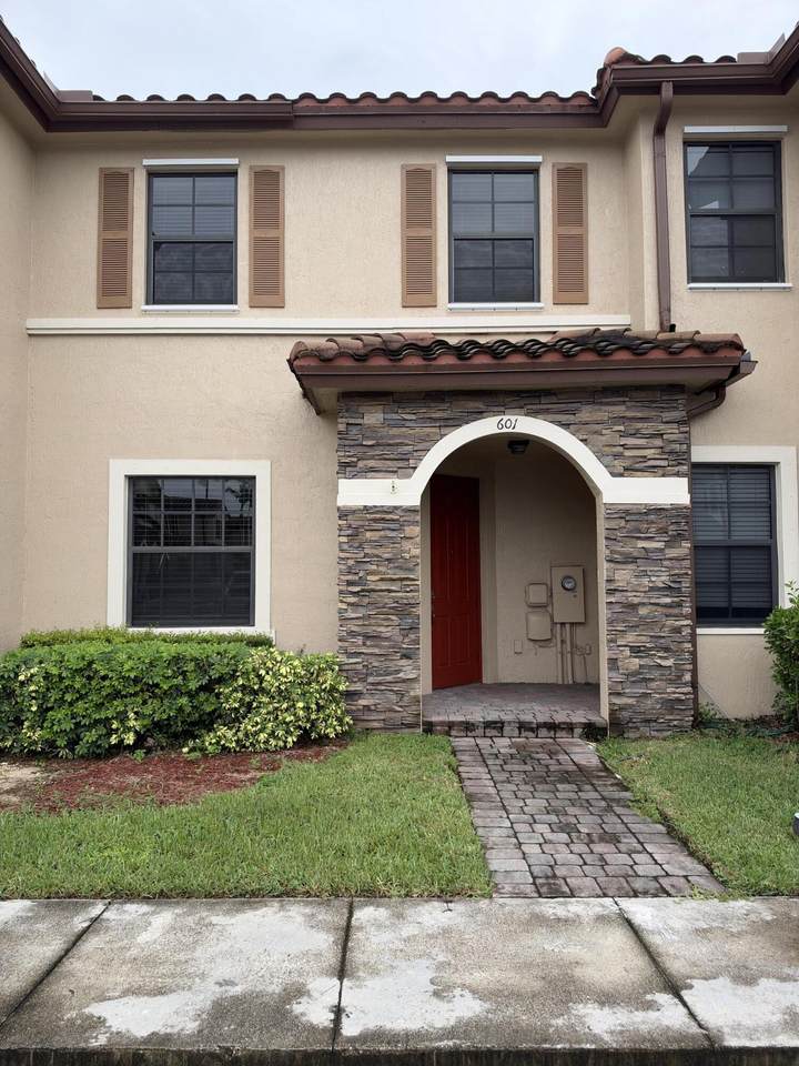 601 32nd Terrace - Photo 1