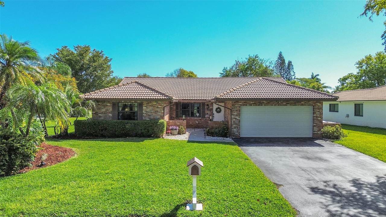935 110th Lane - Photo 1