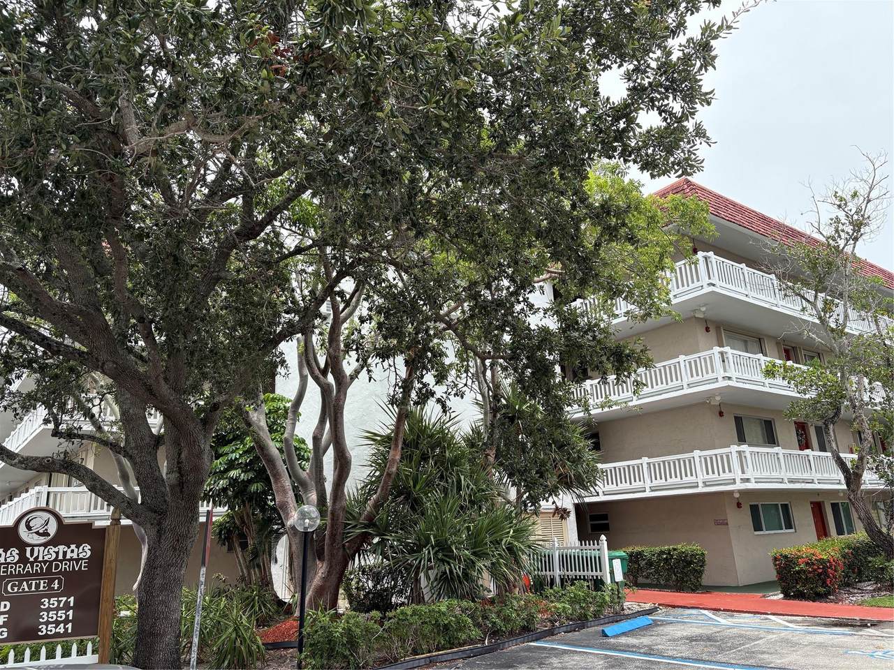 3571 Inverrary Dr - Photo 1