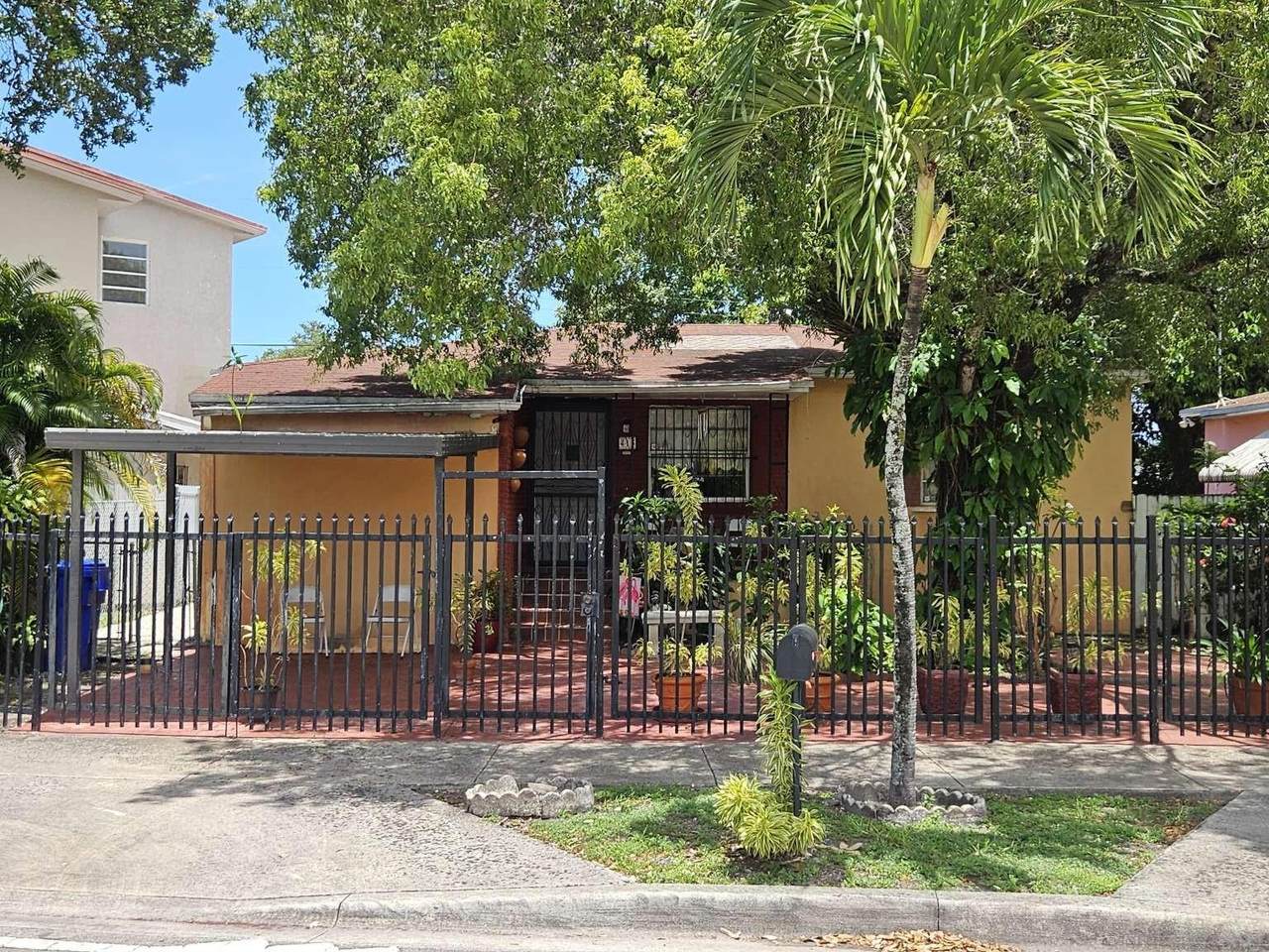 415 Flagami Blvd - Photo 1