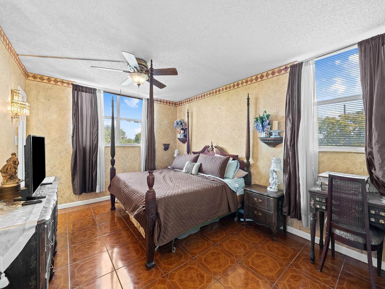 2840 Somerset Dr - Photo 1