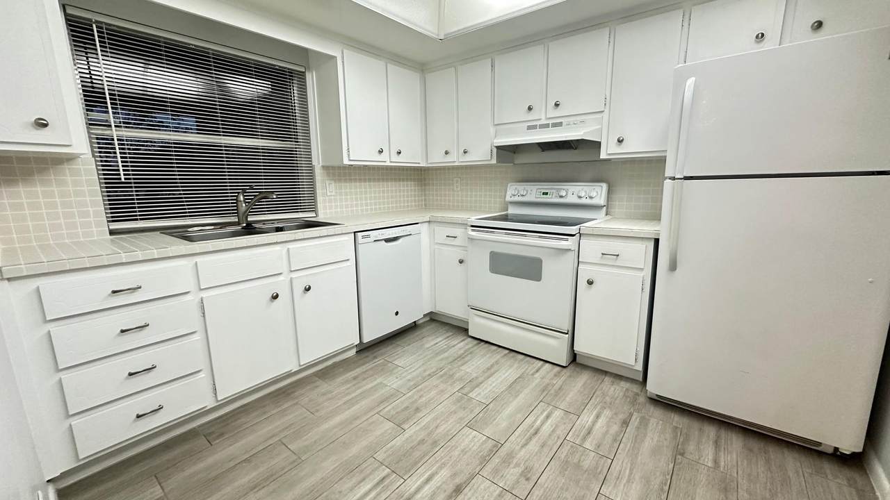 1911 28th Ct - Photo 1