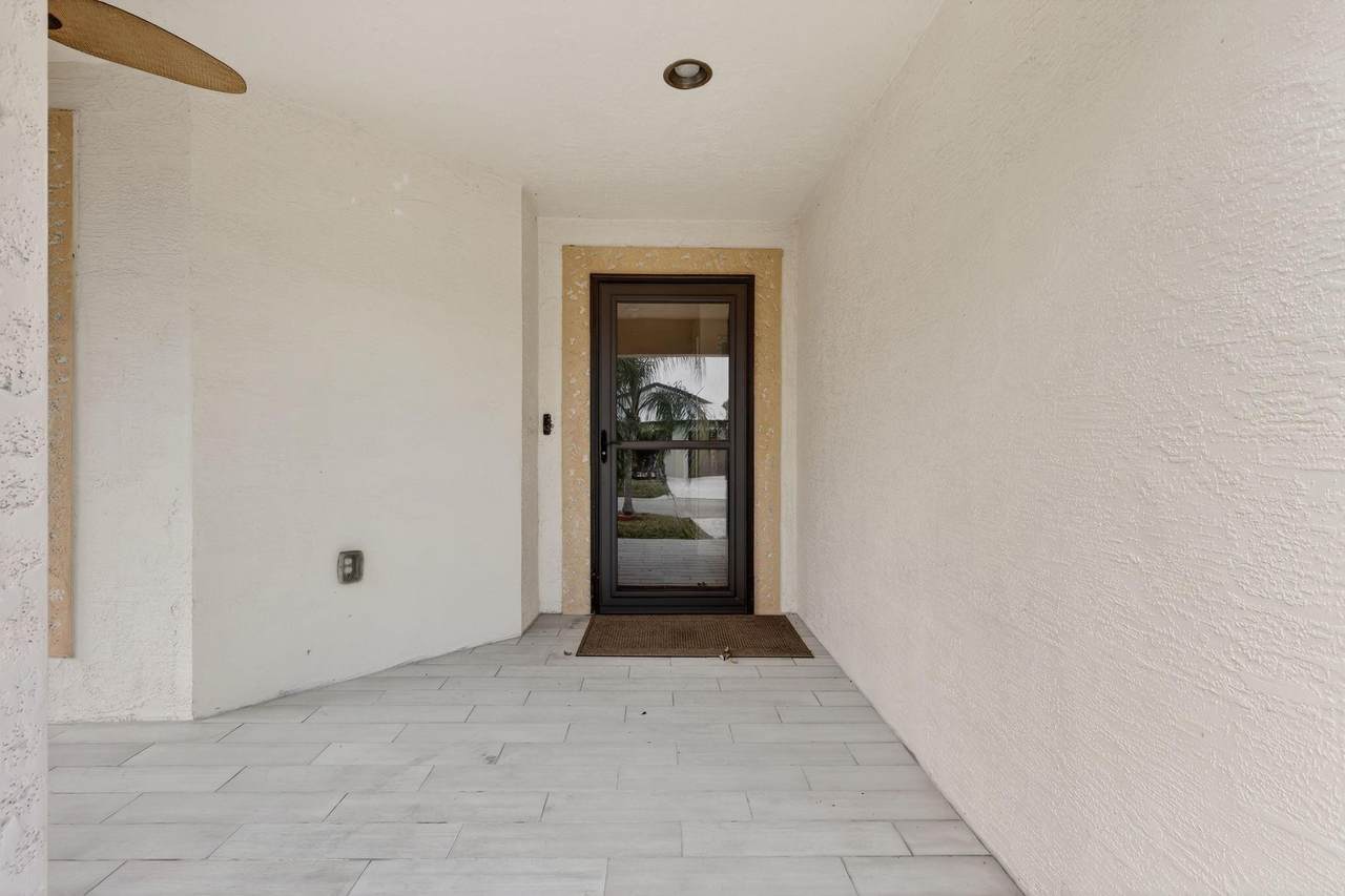 https://bt-photos.global.ssl.fastly.net/beaches/1280_boomver_2_F10543816-3.jpg