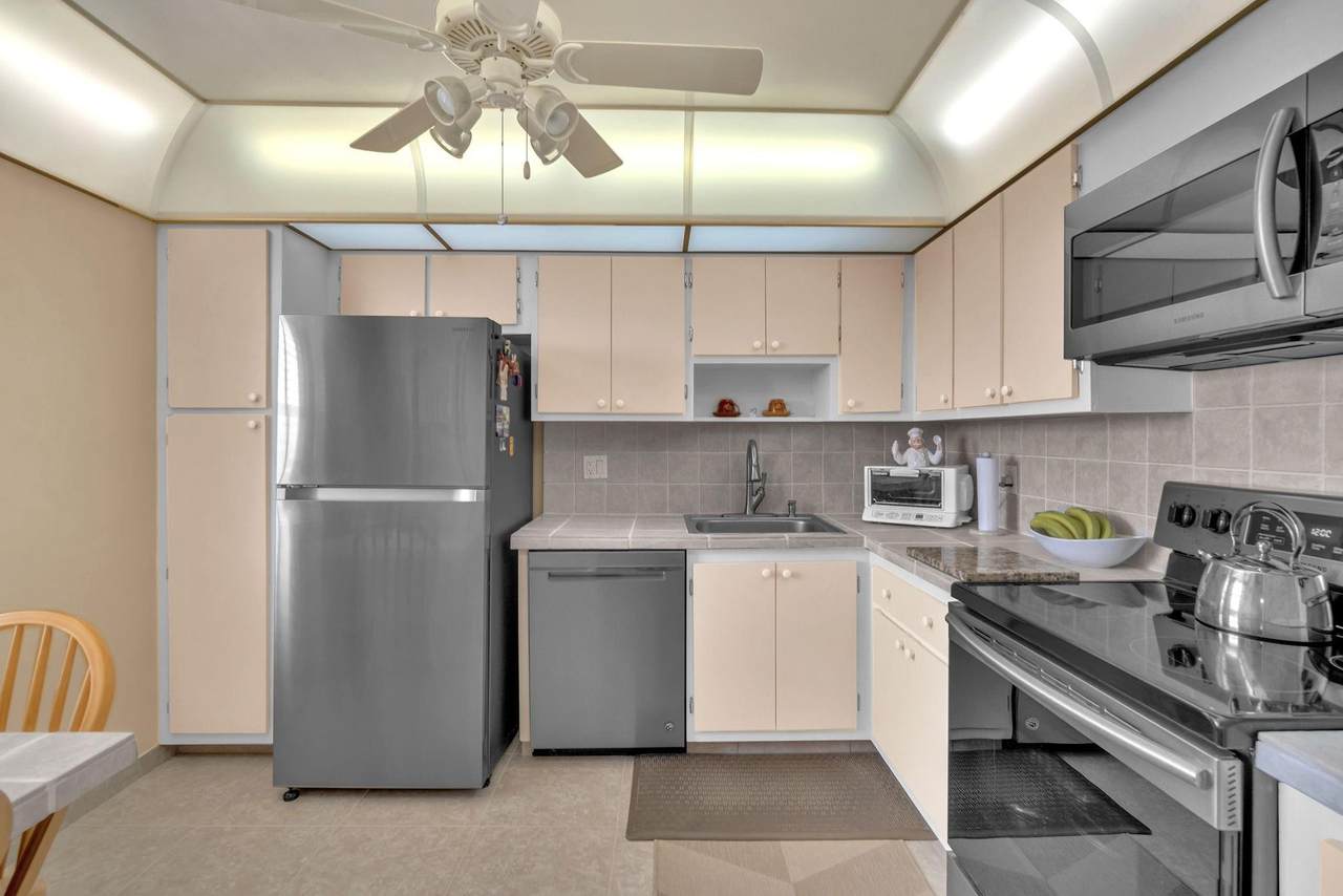 605 Oaks Drive - Photo 1