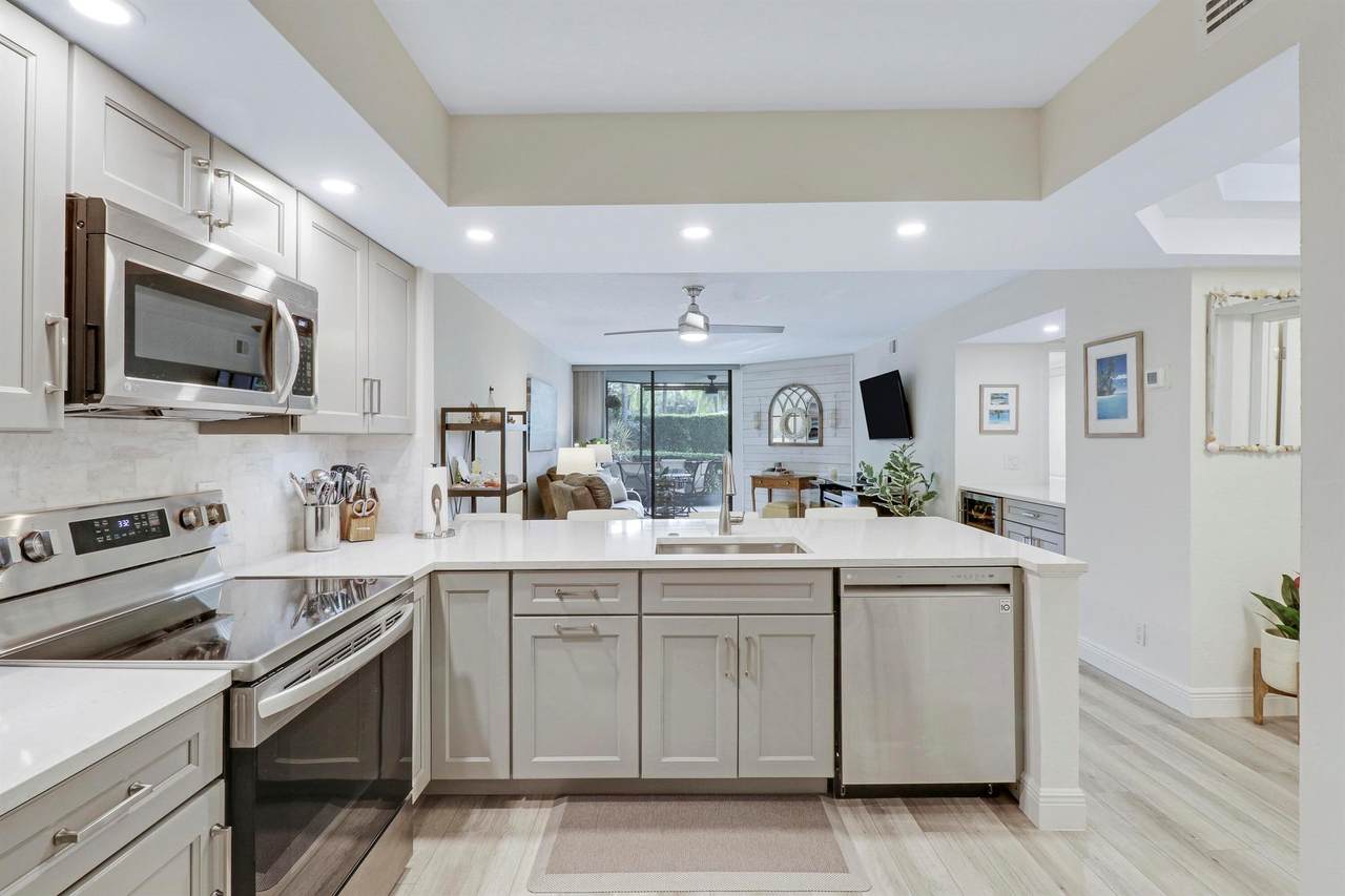 112 Bay Colony Drive - Photo 1