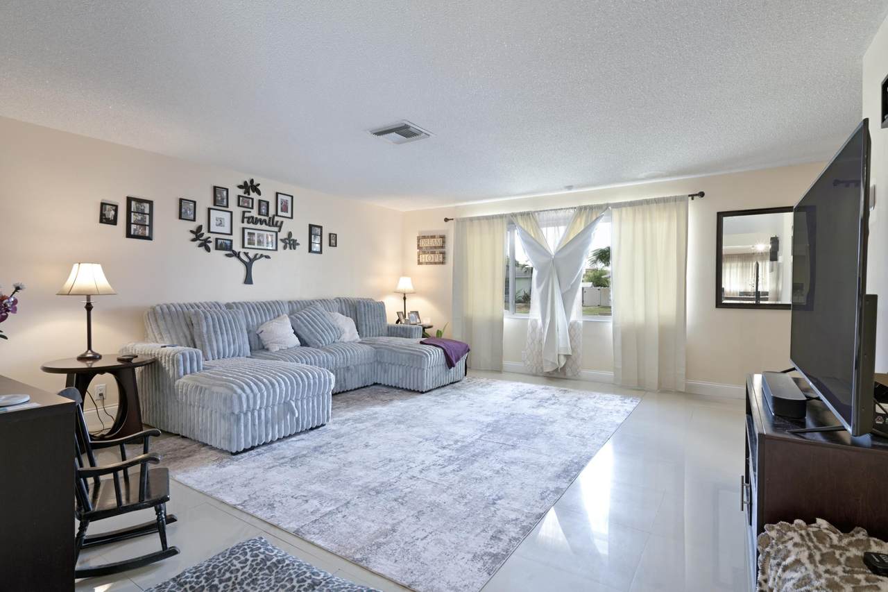 425 San Mateo Drive - Photo 1
