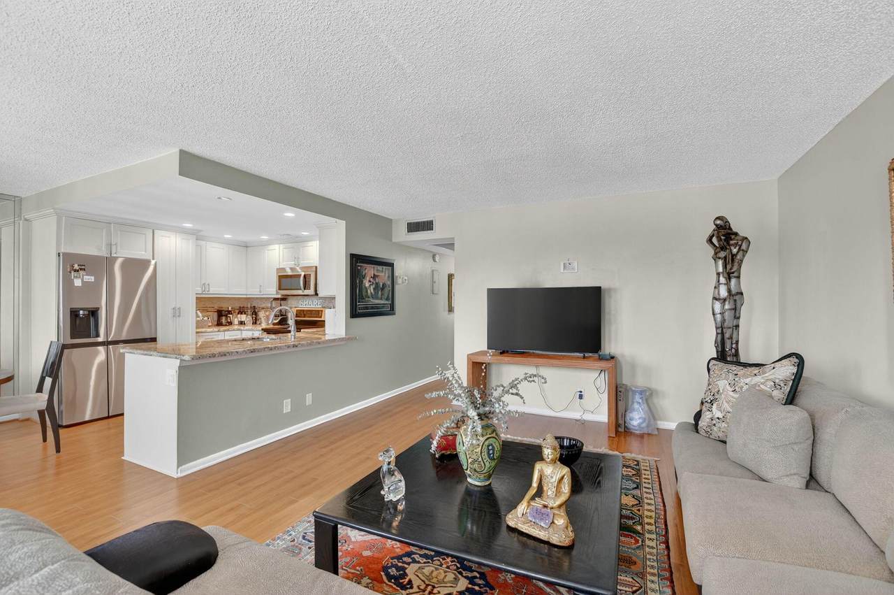 3004 Ainslie A - Photo 1