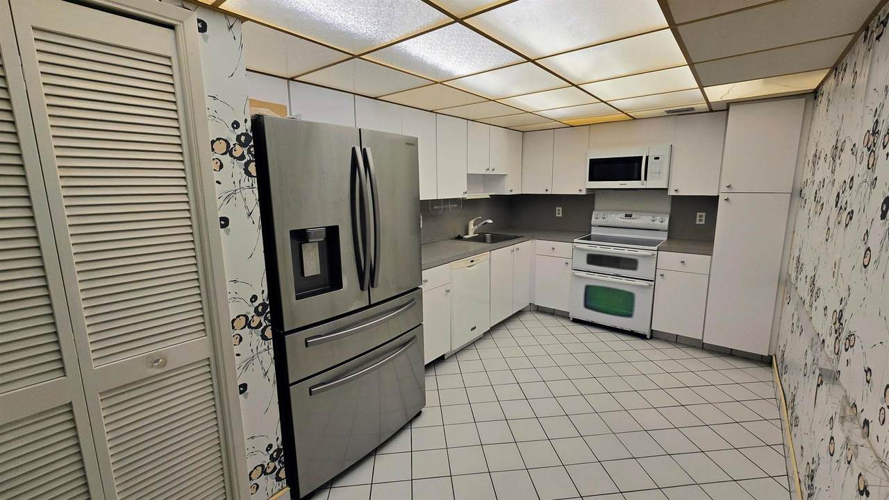 555 Oaks Lane - Photo 1