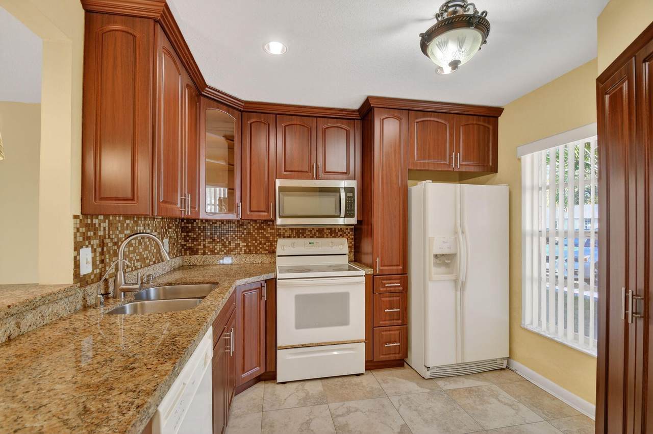 374 Bennington Lane - Photo 1