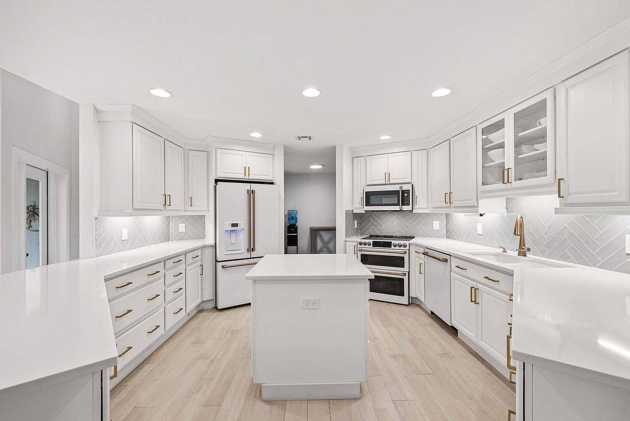 23373 Water Circle - Photo 1