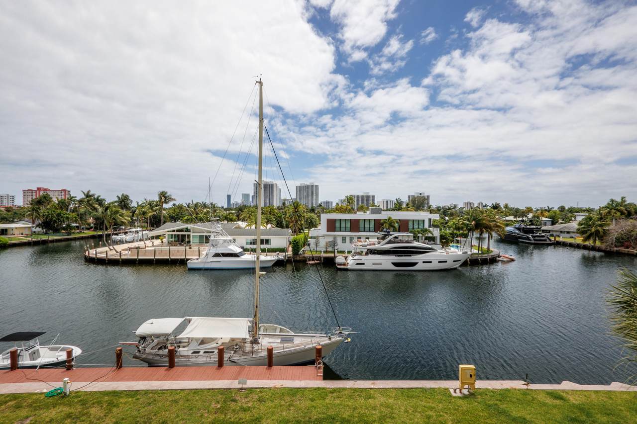 https://bt-photos.global.ssl.fastly.net/beaches/1280_boomver_3_B26017147-2.jpg