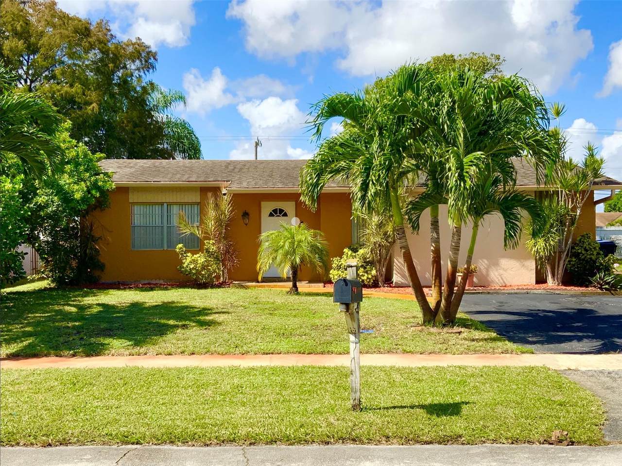 406 80th Terrace - Photo 1