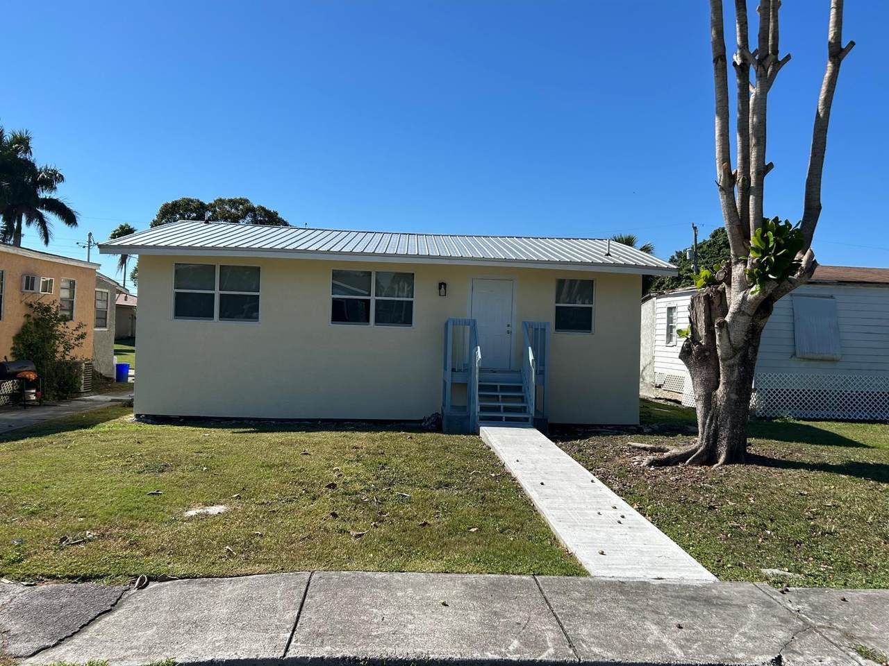 371 Banyan (Main House) Avenue - Photo 1