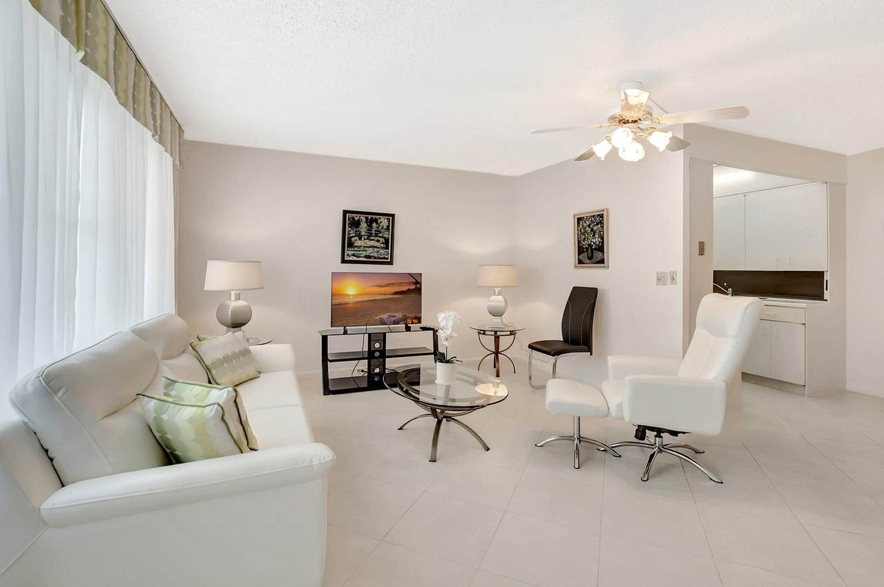 2043 Cambridge C - Photo 1