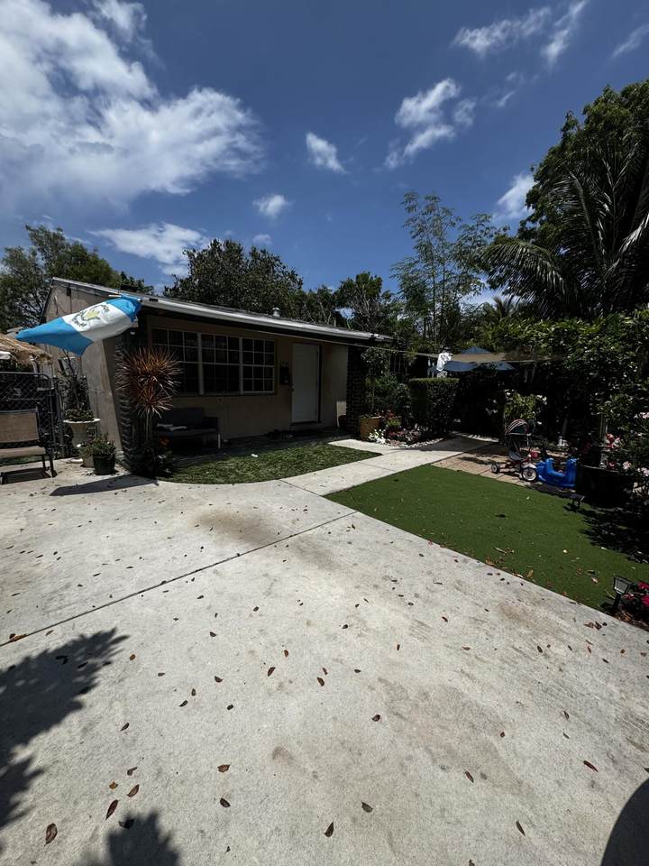 635 48th Street - Photo 1