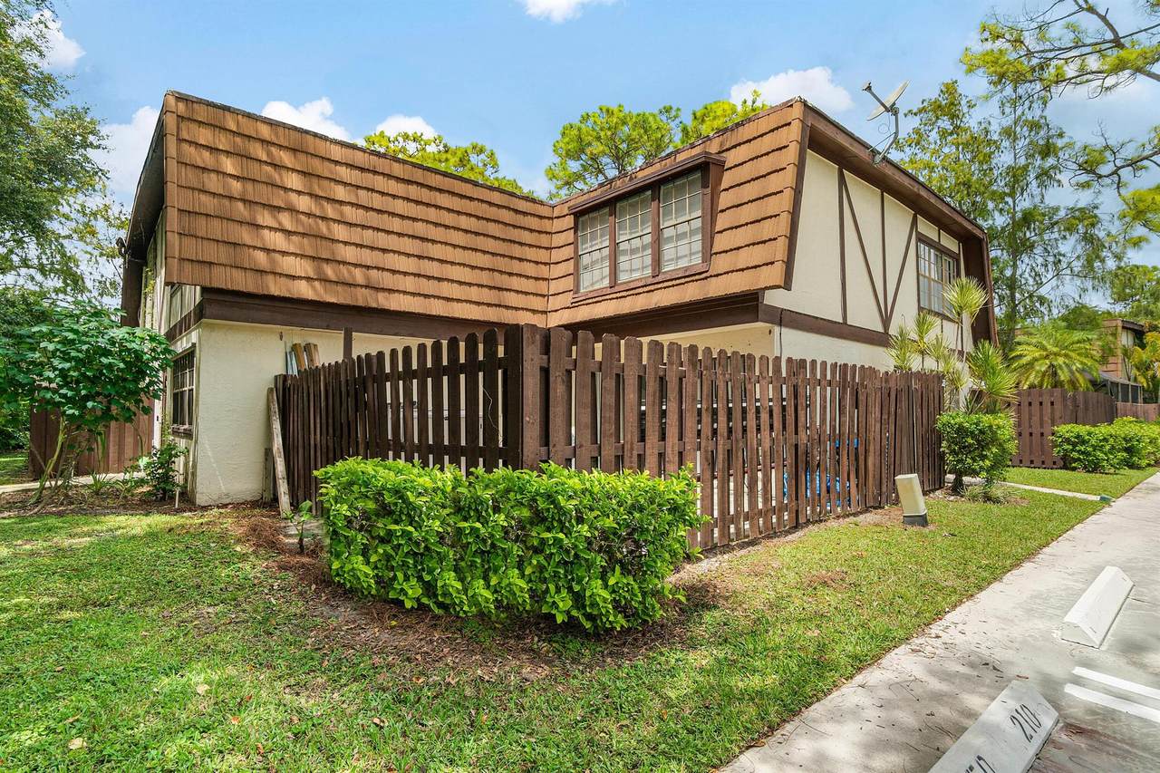 134 Weybridge Circle - Photo 1