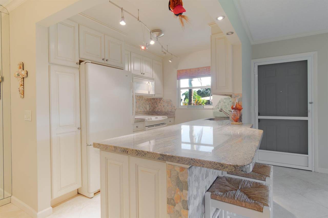 1042 North Drive - Photo 1