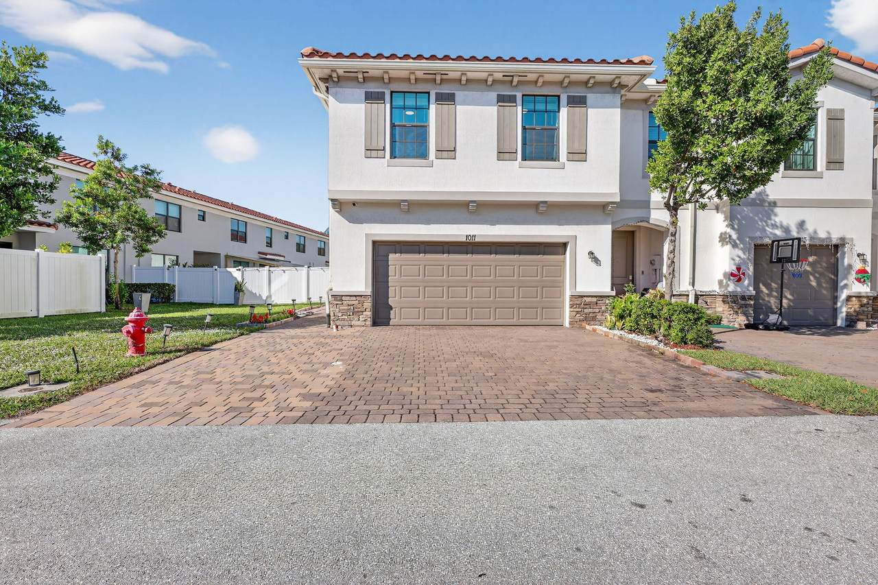 1011 Willow Place - Photo 1
