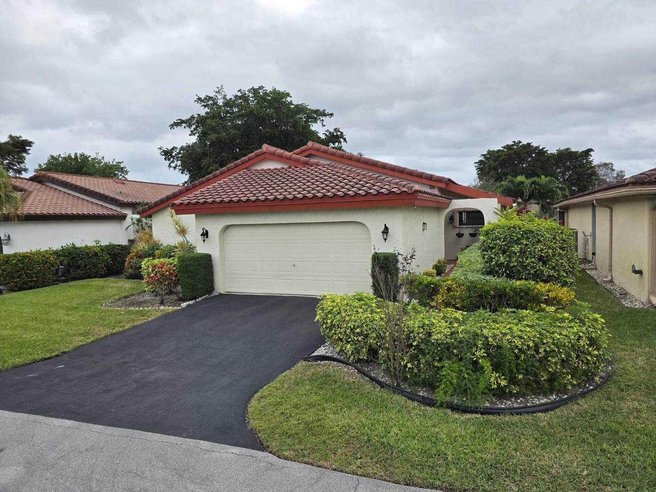 5665 Lakeview Mews Drive - Photo 1