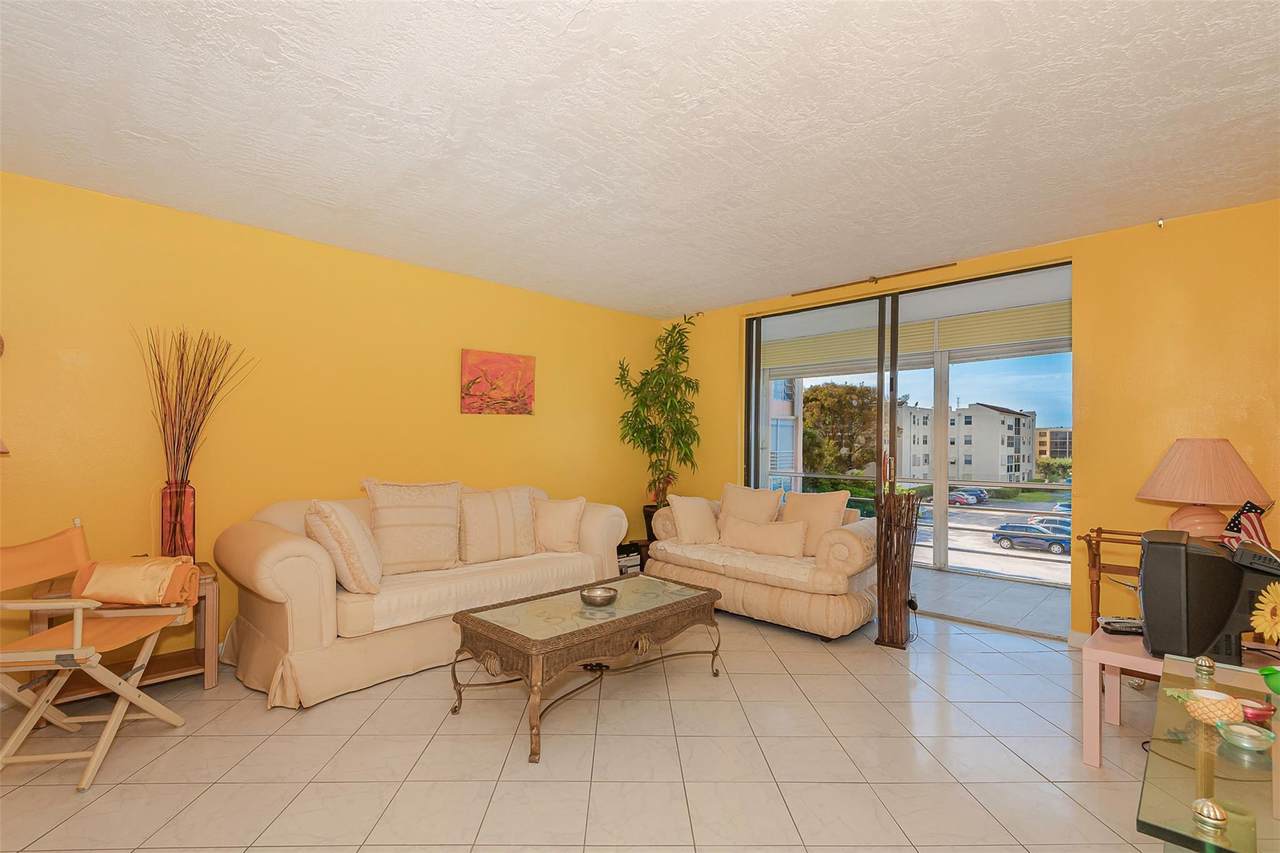 2861 Somerset Drive - Photo 1