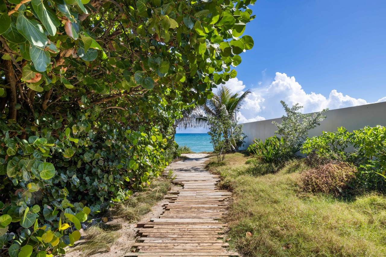https://bt-photos.global.ssl.fastly.net/beaches/1280_boomver_5_R10981591-2.jpg