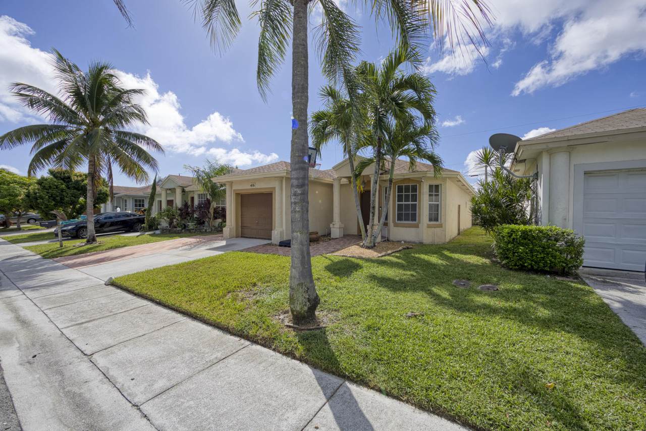 416 Circle Drive - Photo 1