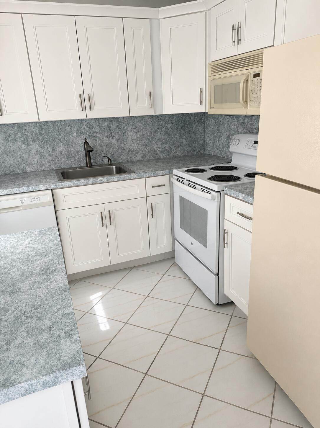 305 Fanshaw H - Photo 1