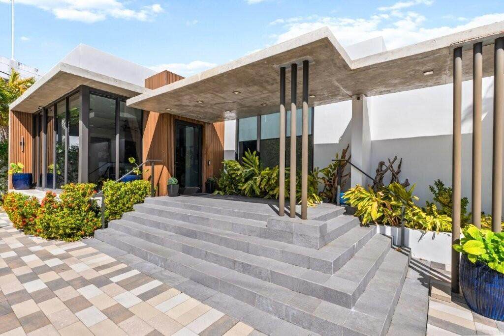 https://bt-photos.global.ssl.fastly.net/beaches/orig_boomver_1_B26066068-2.jpg
