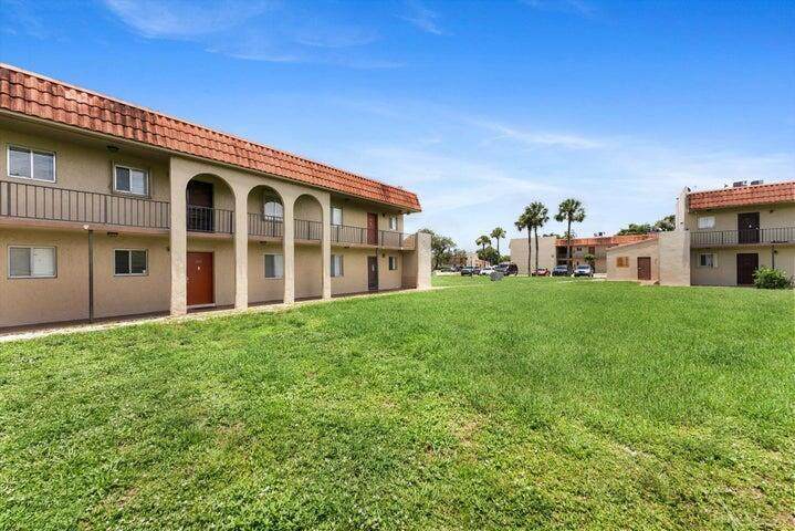 6094 Forest Hill Boulevard - Photo 1
