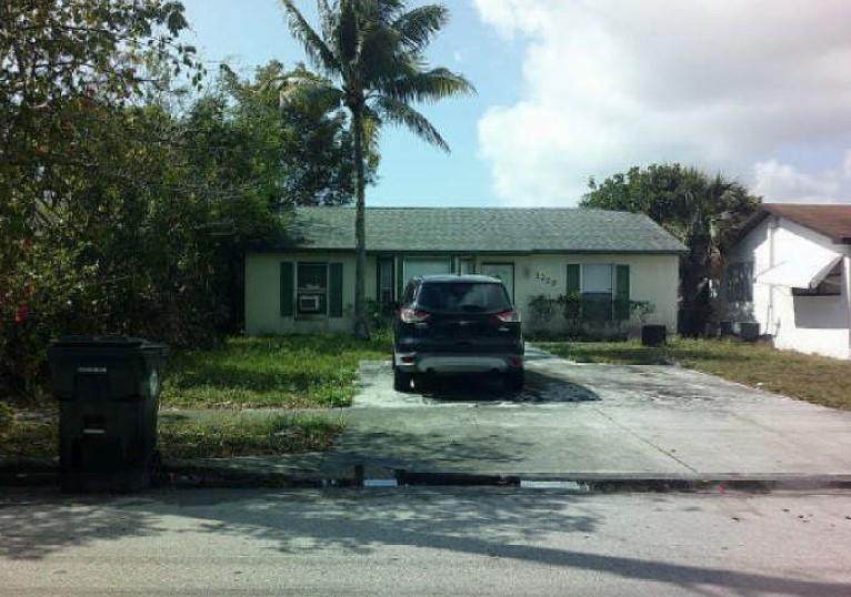 1229 18th Ave N - Photo 1