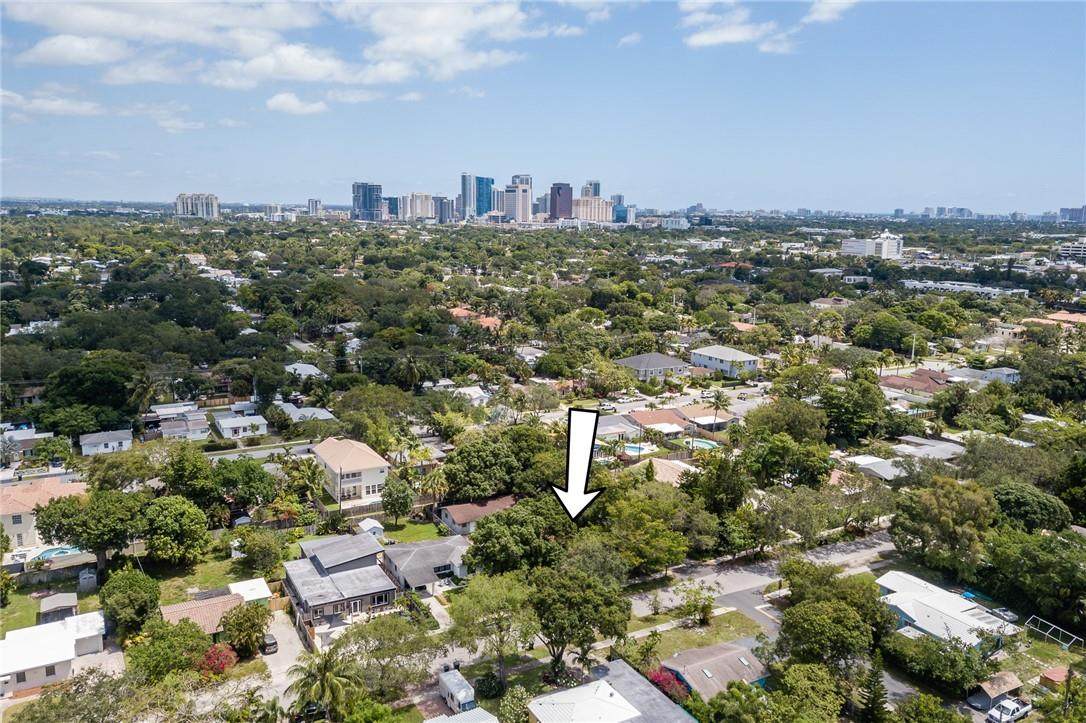 801 18th St - Photo 1