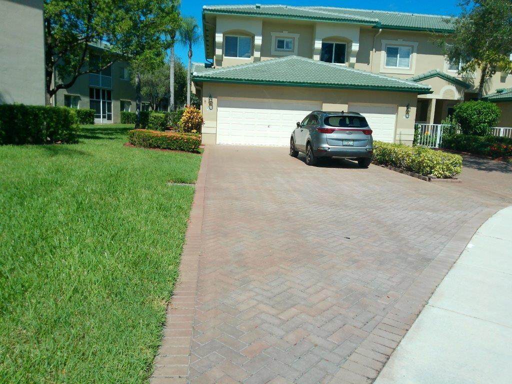 7952 Exeter Cir - Photo 1