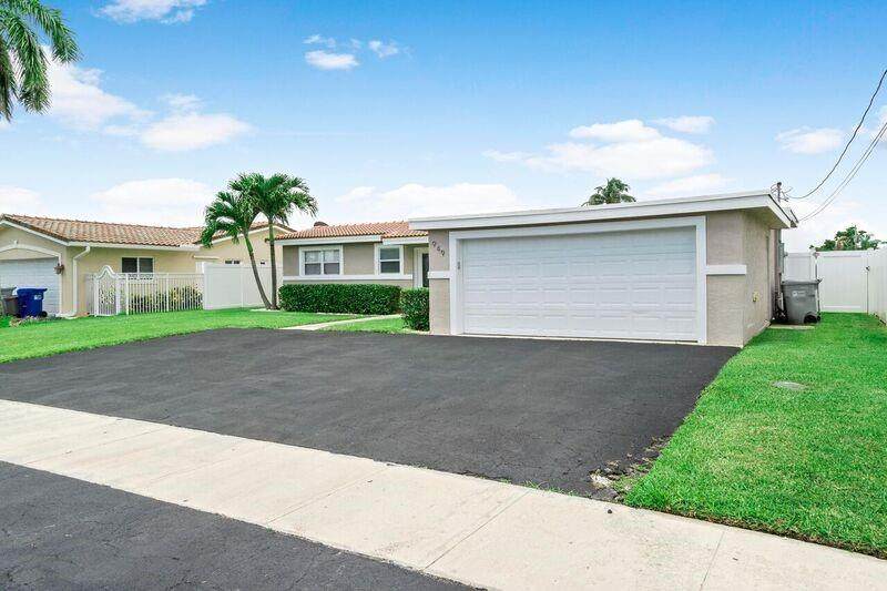 949 10th Ct - Photo 1