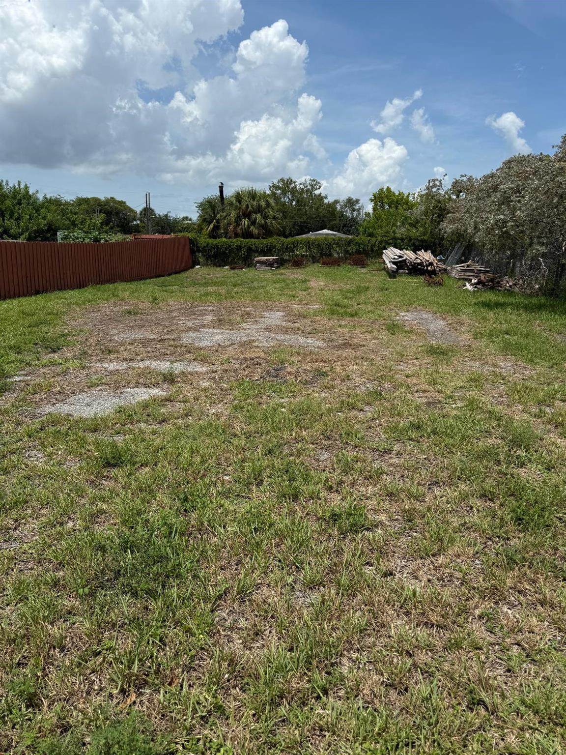 325 4th St - Photo 1