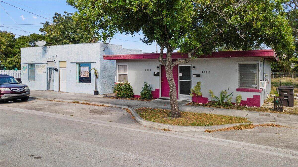1504 Sapodilla Avenue - Photo 1