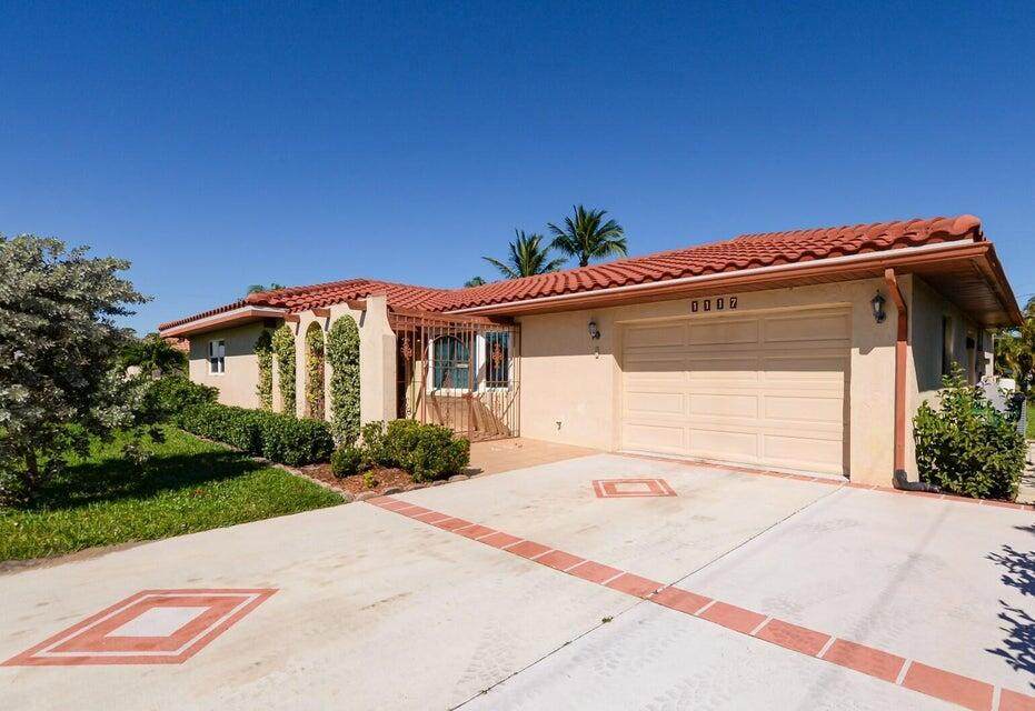 1117 Mendoza Avenue - Photo 1