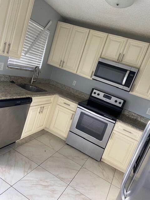 578 Sara Boulevard - Photo 1