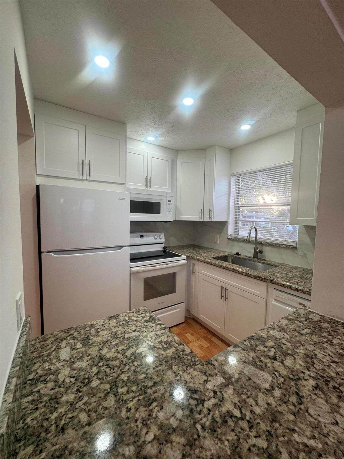 346 Windsor O - Photo 1