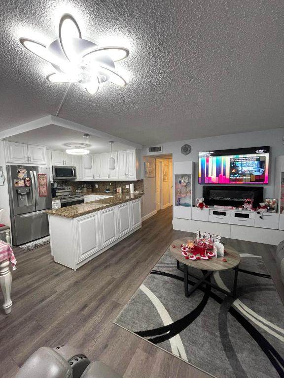 3021 Ellesmere B - Photo 1