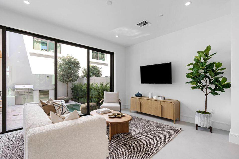 1933 Dock Street - Photo 1