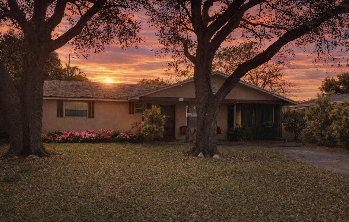 823 Lynnwood Drive - Photo 1