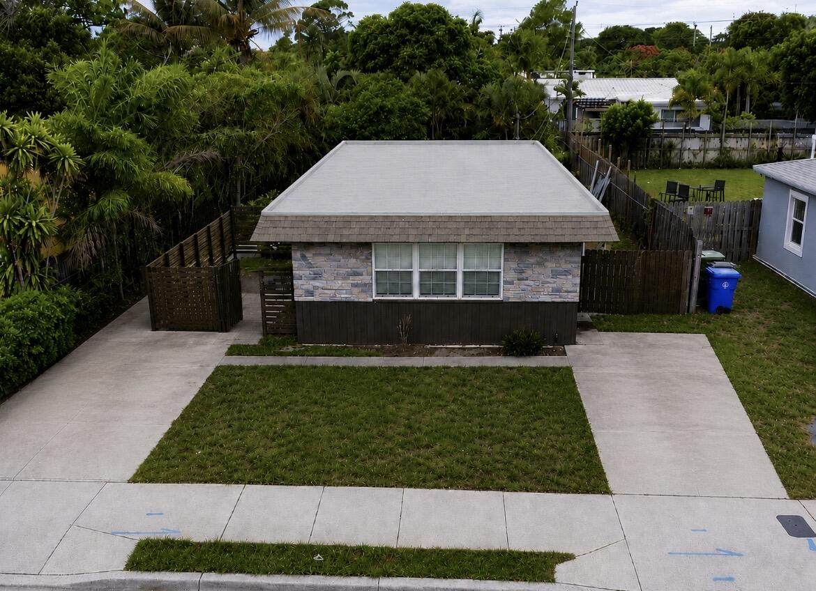 1429 Andrews Avenue - Photo 1