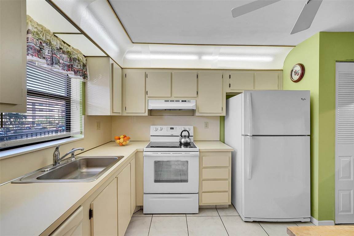 10123 Sunrise Lakes Boulevard - Photo 1