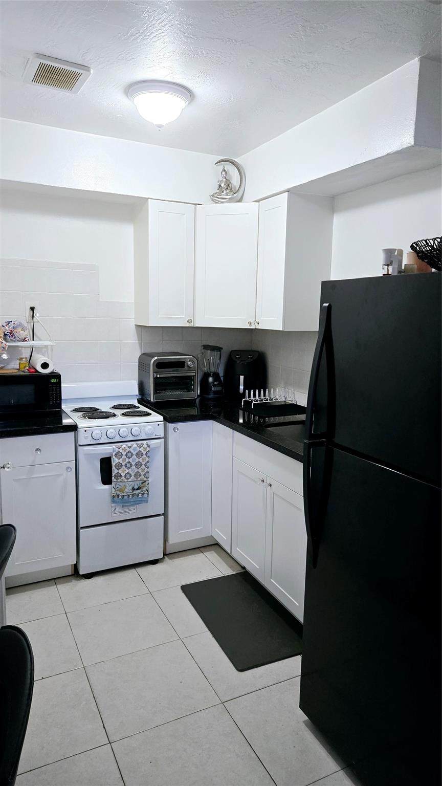 2213 Lincoln St - Photo 1