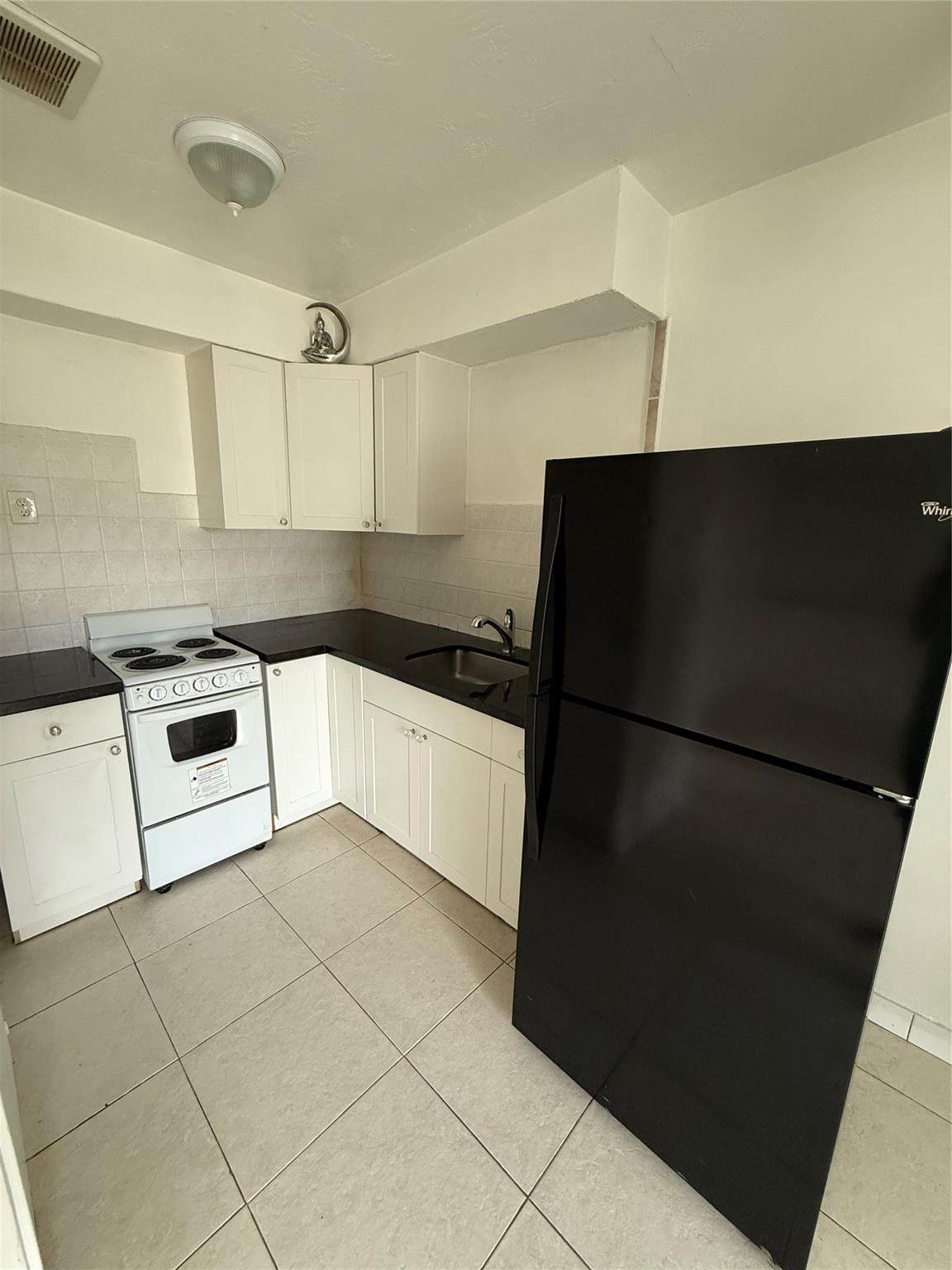 2213 Lincoln St - Photo 1