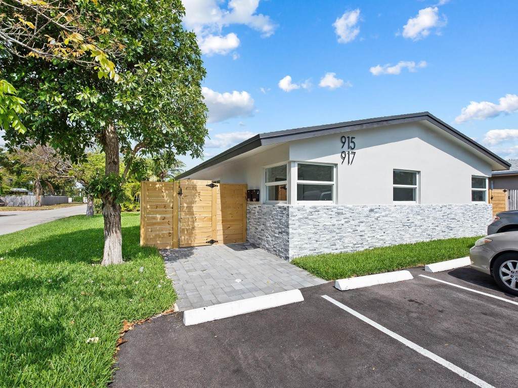 915 9th Street - Photo 1