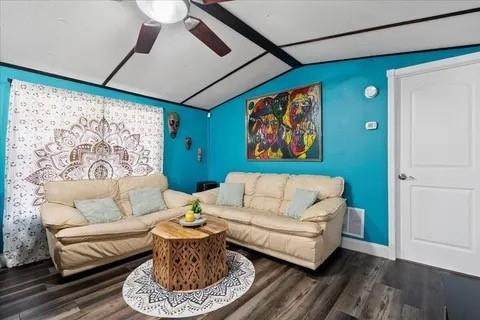 https://bt-photos.global.ssl.fastly.net/beaches/1280_boomver_3_F10514334-2.jpg